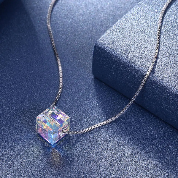 https://arayaexpres.com/products/crystals-aurora-borealis-cube-necklace?_pos=1&_sid=c185d12d9&_ss=r